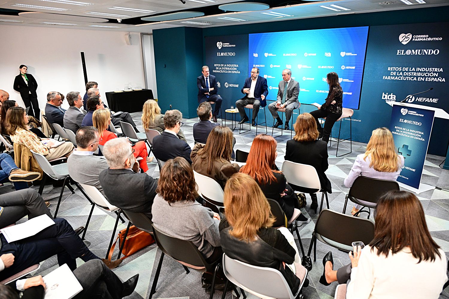 Hernández (Sanidad): "Tenemos que lograr que los productos dispensables en farmacia vuelvan a ella"